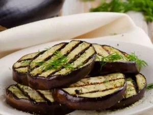 Scopri il trucco degli chef per grigliare melanzane in modo impeccabile