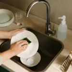 Come lavare i piatti a mano senza sprechi: la tecnica che riduce il consumo d’acqua e non lascia residui