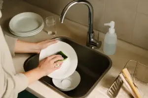 Come lavare i piatti a mano senza sprechi: la tecnica che riduce il consumo d’acqua e non lascia residui